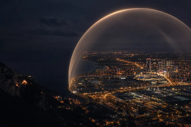 Città italiana di notte protetta da uno scudo di luce